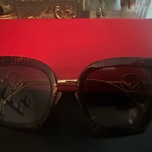 Fendi Black Oversized Sunglasses with Modern Design